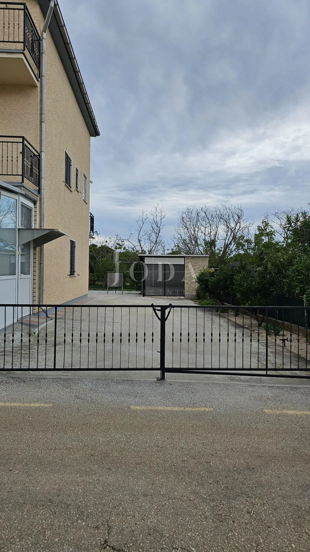 prostrana samostojeća kuća,novigrad okolica - slika 2