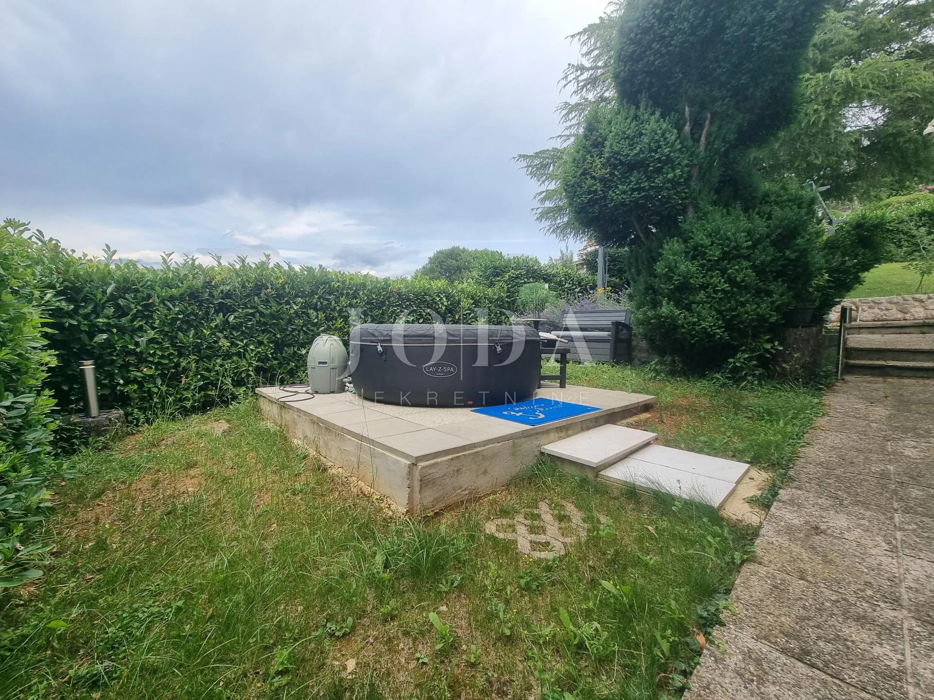 otok krk prizemnica sa garažom i lijepom okućnicom - slika 25