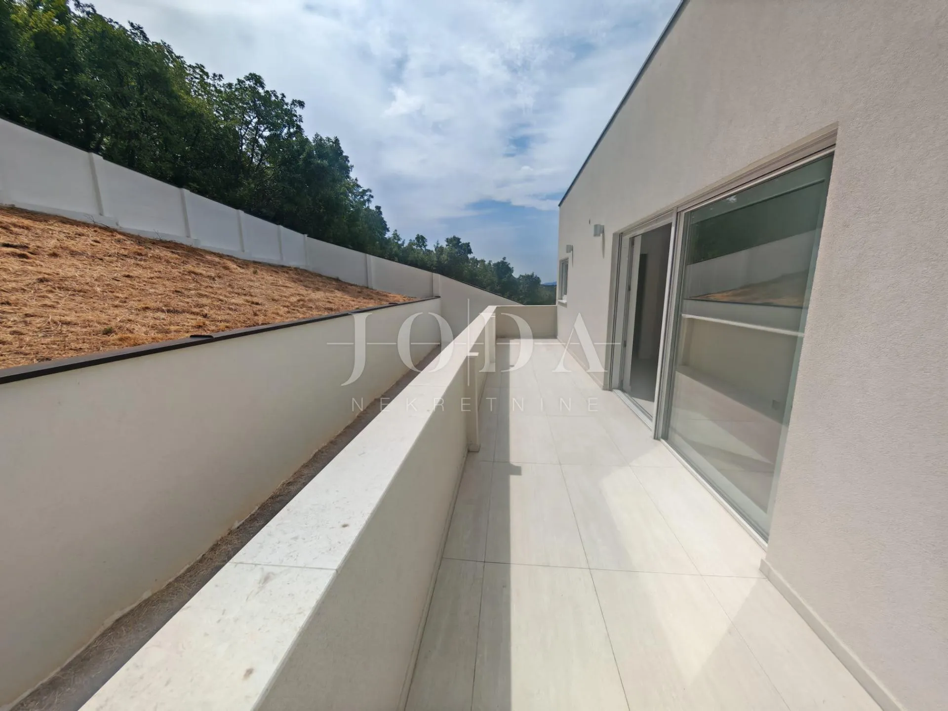 moderna novogradnja s bazenom - slika 34