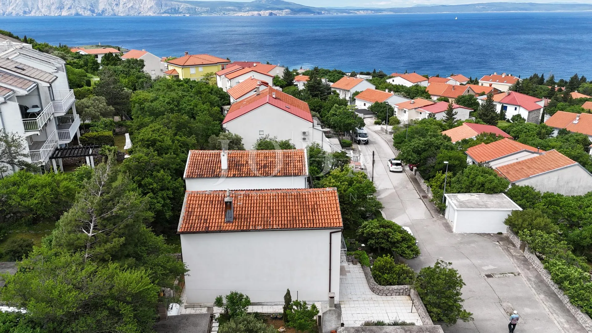 kuća s pogledom na more i dvjema garažama – klenovica - slika 2