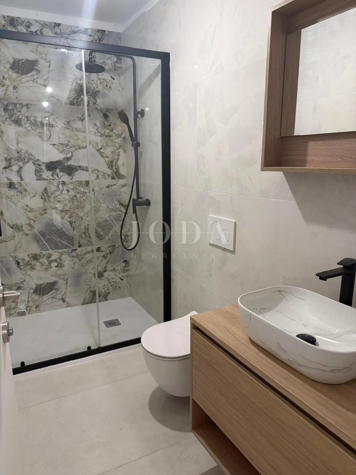 kuća s dva stana, velikom terasom i jacuzzijem – novi vinodolski - slika 22