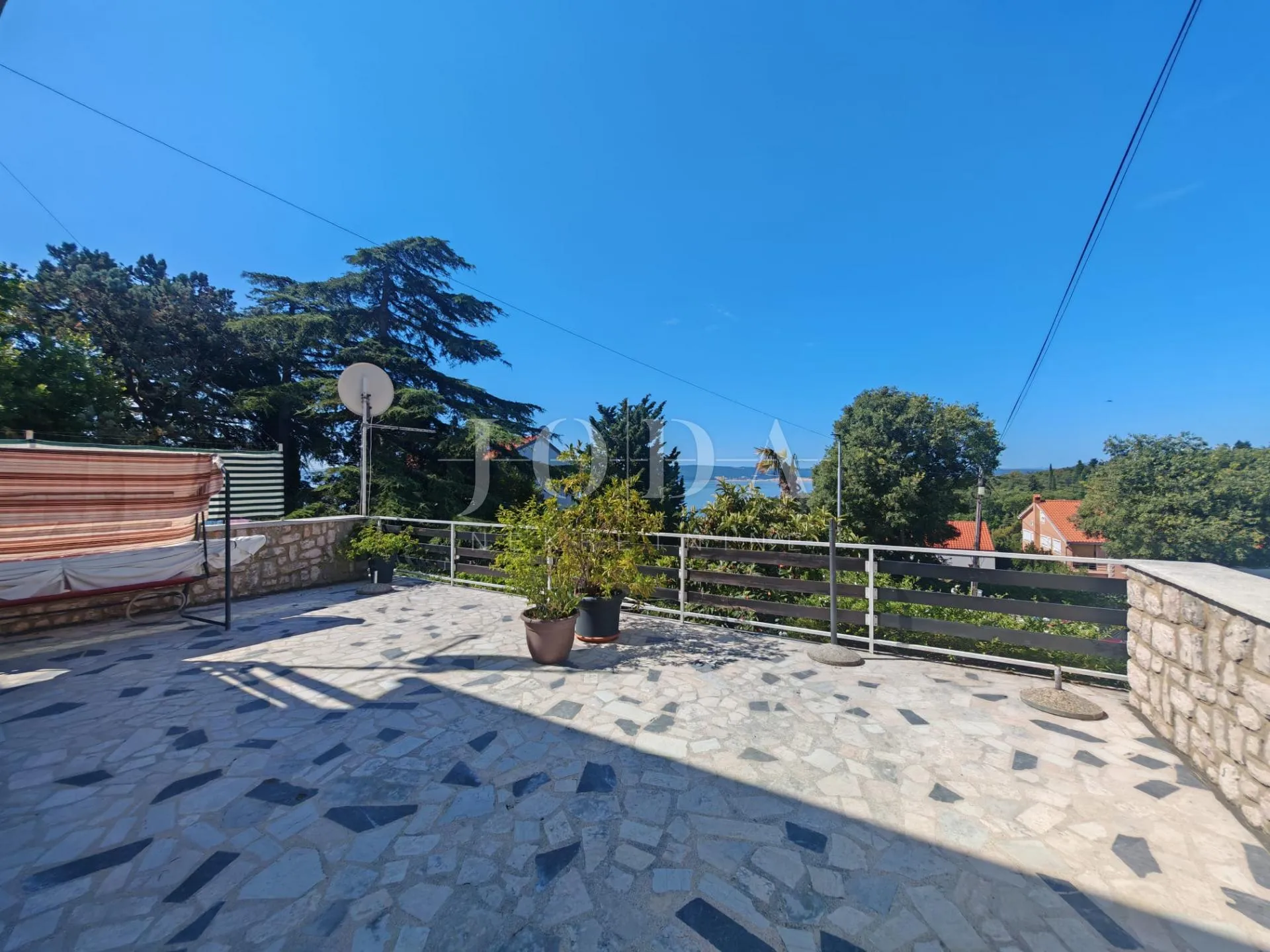 kuća 2. red od mora sa 4 apartmana - slika 16