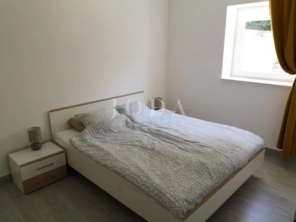 dramalj, novouređena kuća s pet apartmana i bazenom - slika 13