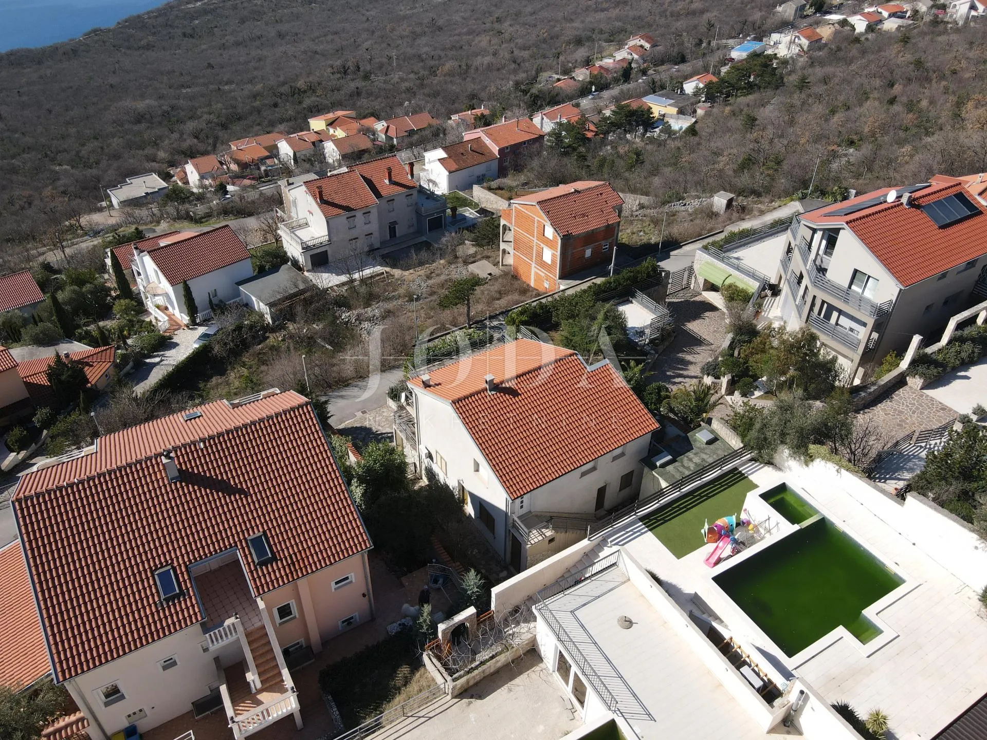 kuća sa 2 stana i panoramskim pogledom - slika 11