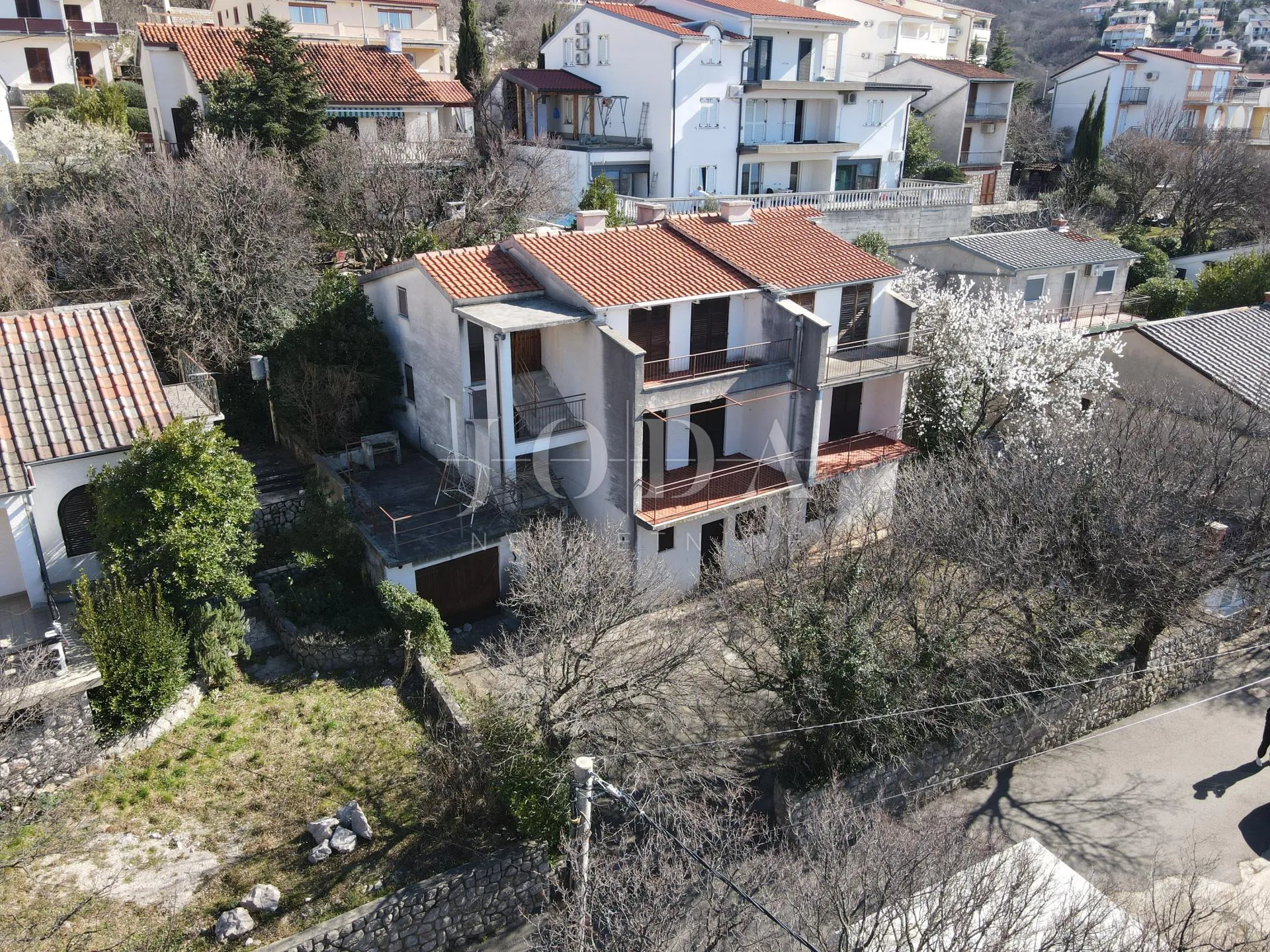 kuća sa 100m od mora sa 6 stambenih jedinica - slika 4