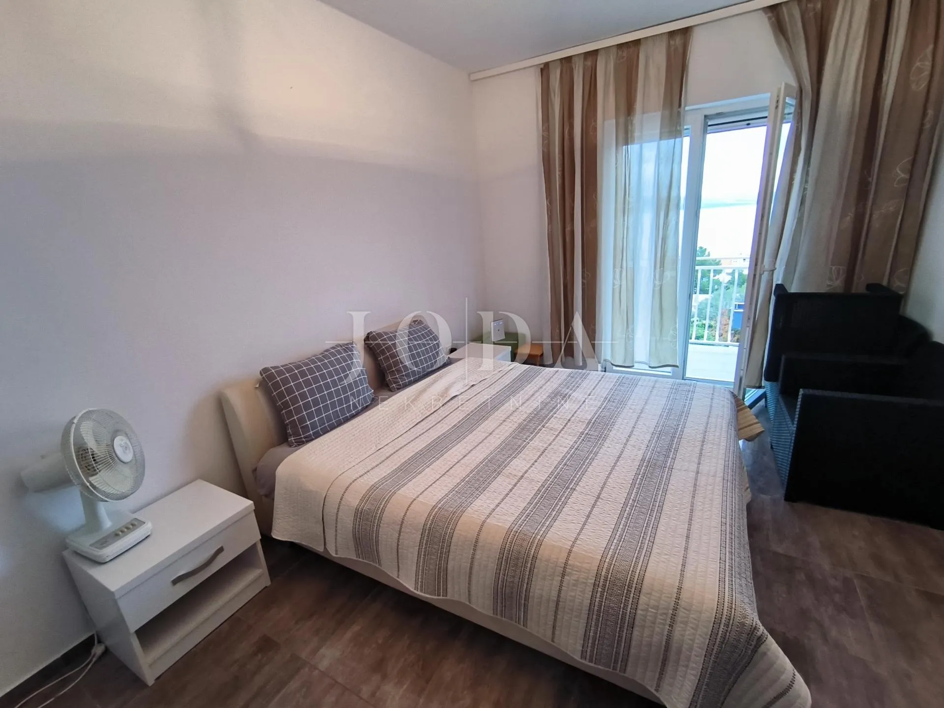 apartman blizu mora sa 2 balkona i otvorenim pogledom - slika 7