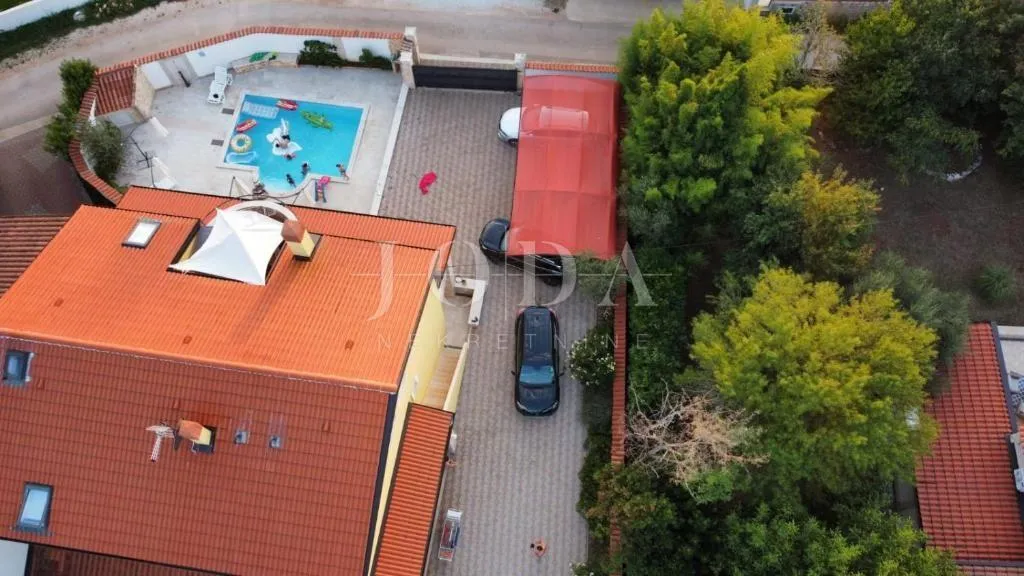 višnjan, okolica, kuća sa četiri stambene jedinice - slika 7
