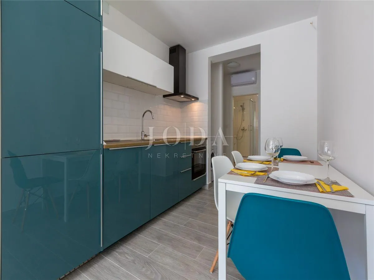 dramalj, novouređena kuća s pet apartmana i bazenom - slika 9