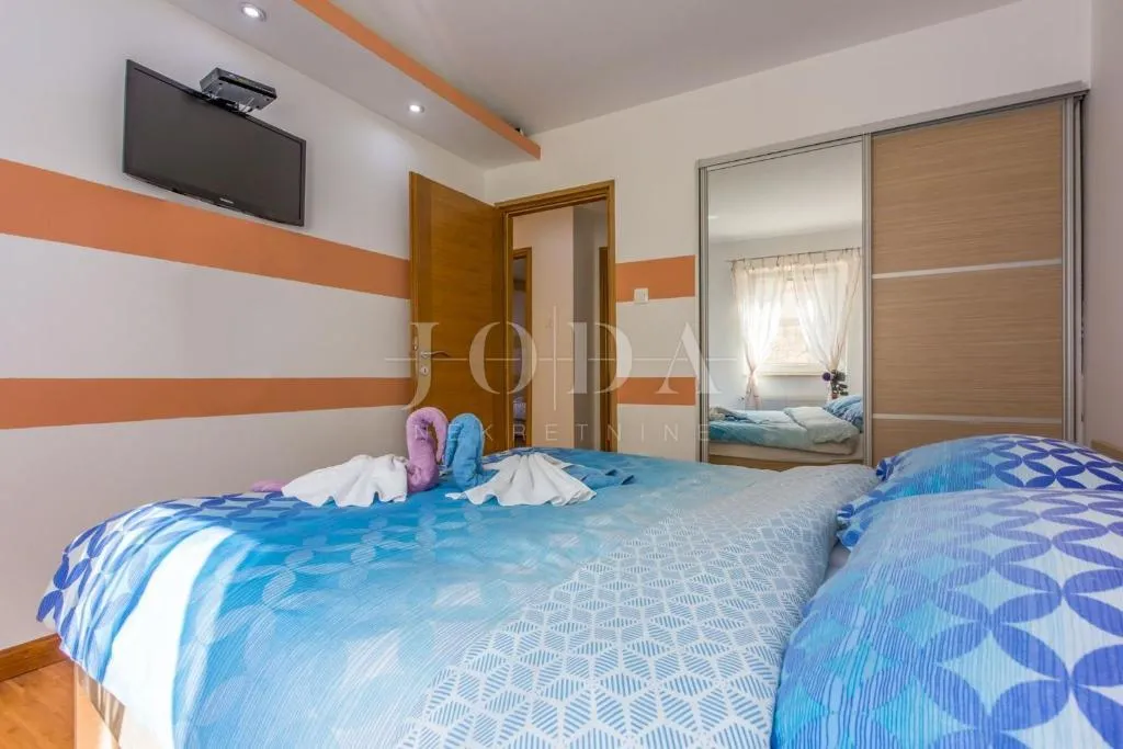kuća s bazenom na prodaju u bribiru – 4 spavaće sobe, kamin, okućnica, parking | kvarner - slika 25