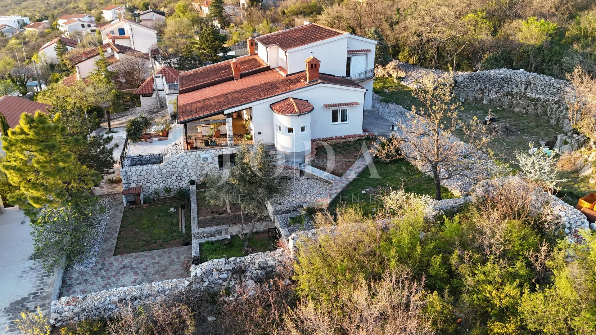ekskluzivna kuća u jadranovu s bazenom, pogledom na more i velikom parcelom - slika 9