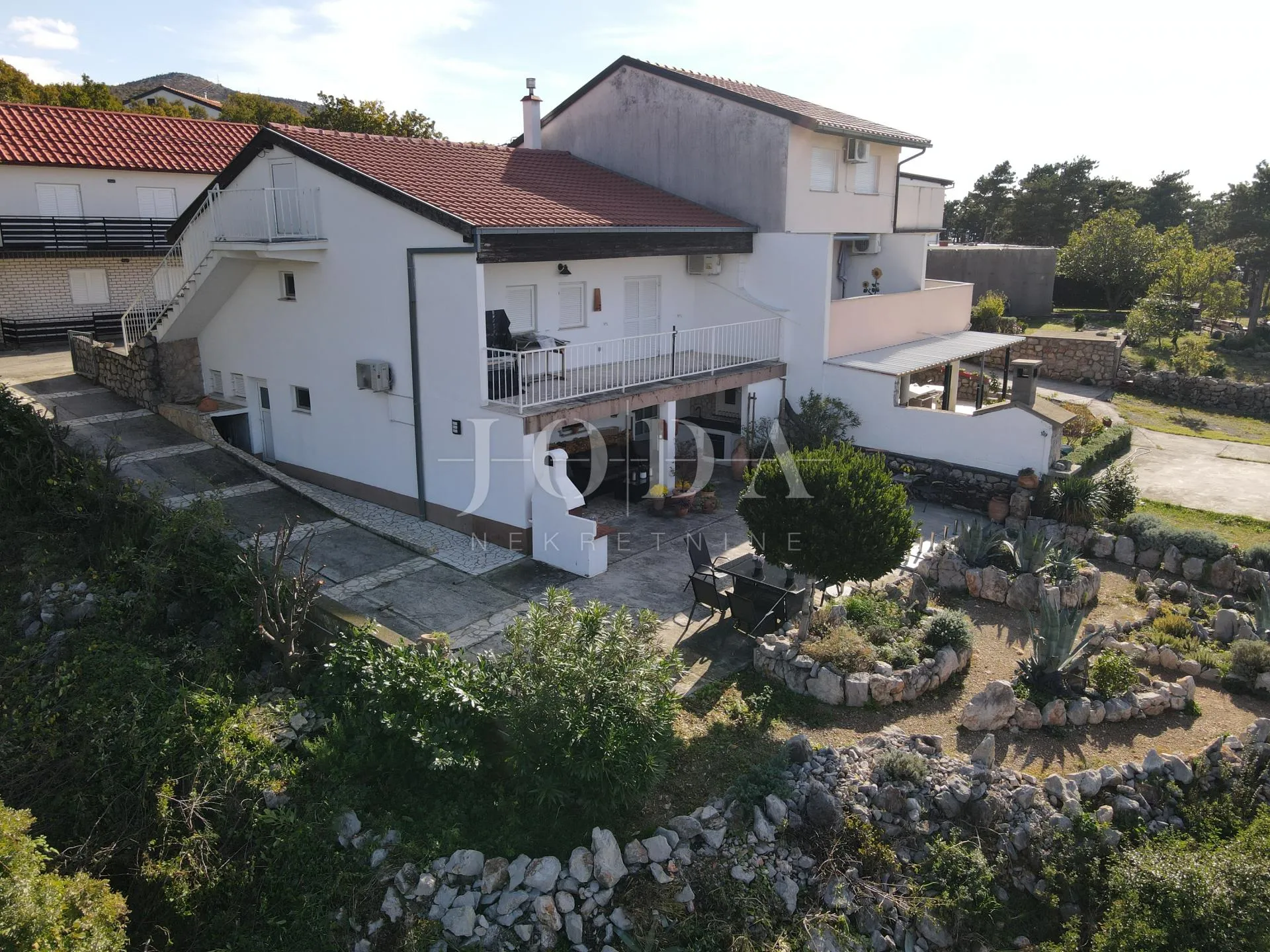 klenovica kuća sa tri jedinice - slika 12