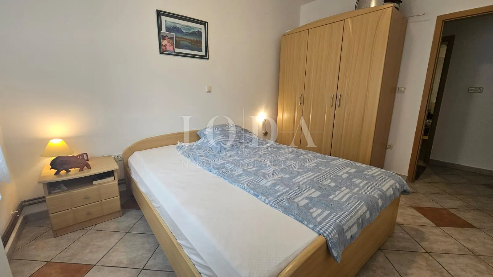 selce kuća sa tri stana i parkingom - slika 16