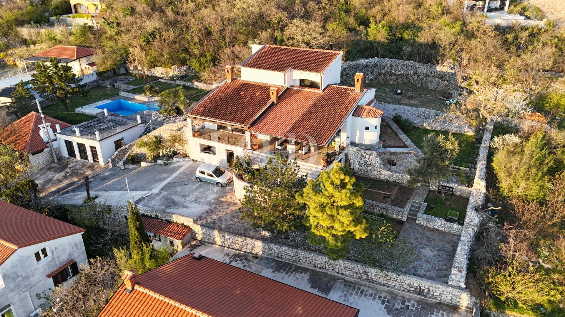 ekskluzivna kuća u jadranovu s bazenom, pogledom na more i velikom parcelom - slika 10