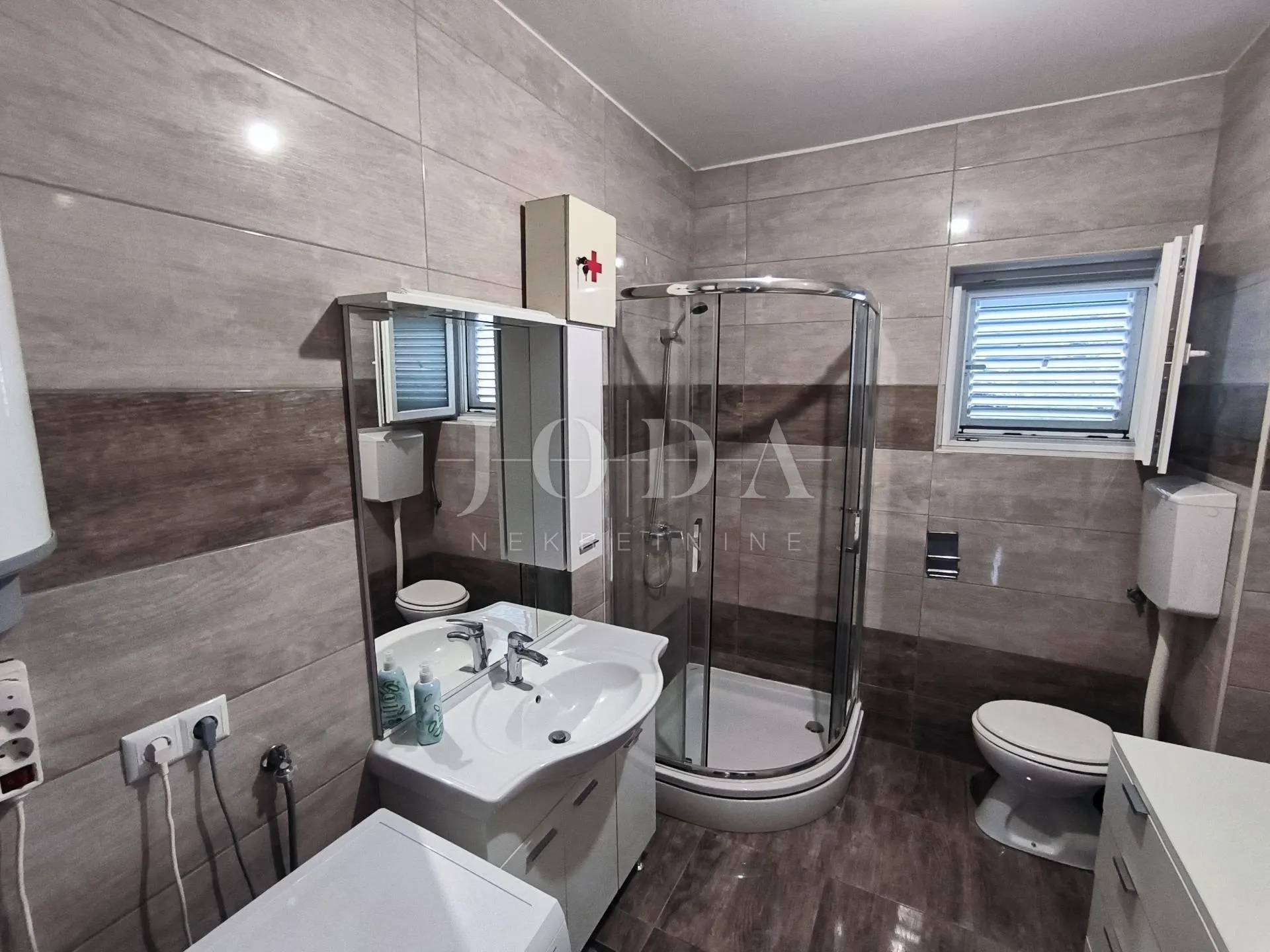 apartman blizu mora sa 2 balkona i otvorenim pogledom - slika 19