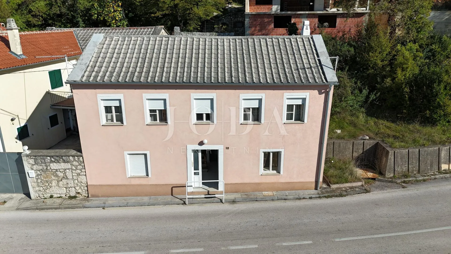 šarmantna kuća s pogledom na more u mirnom zaleđu crikvenice - slika 4