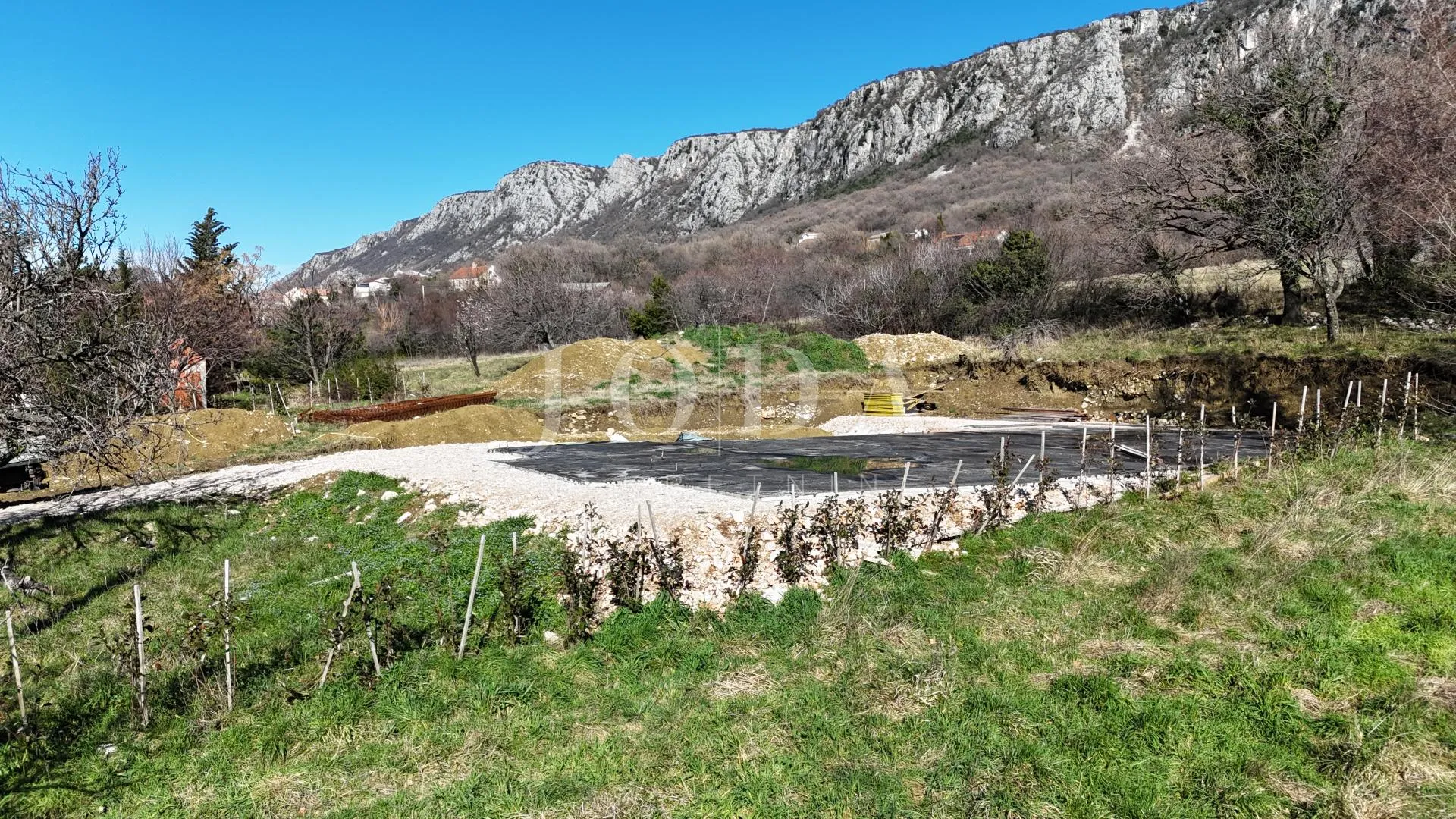 građevinsko zemljište 1.250 m² s dozvolom i temeljima – bribir, pogled more - slika 17