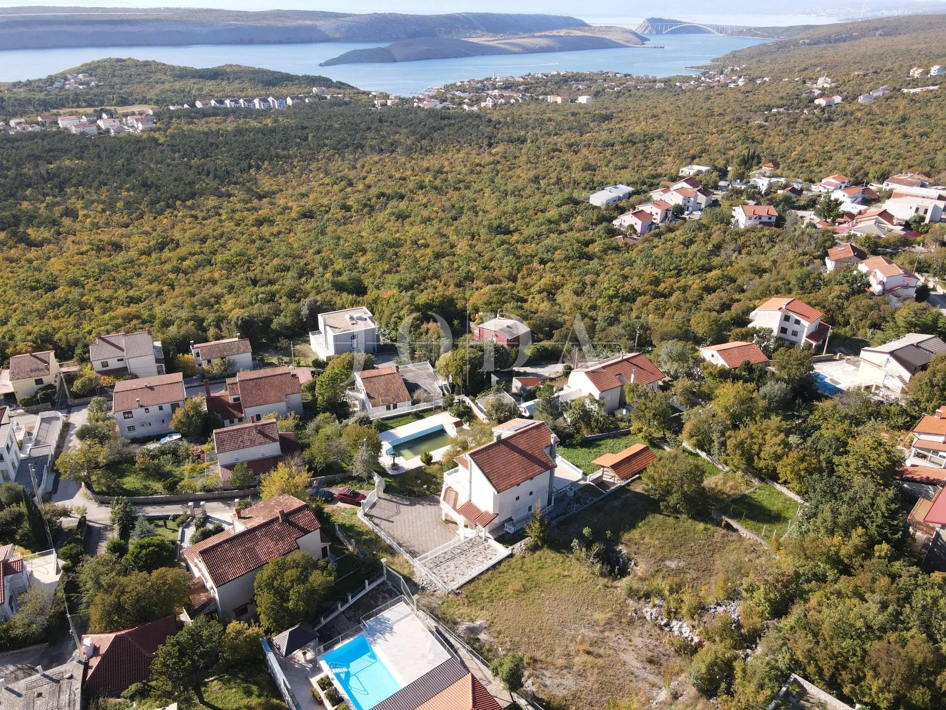 kuća s bazenom i dvije garaže - slika 14
