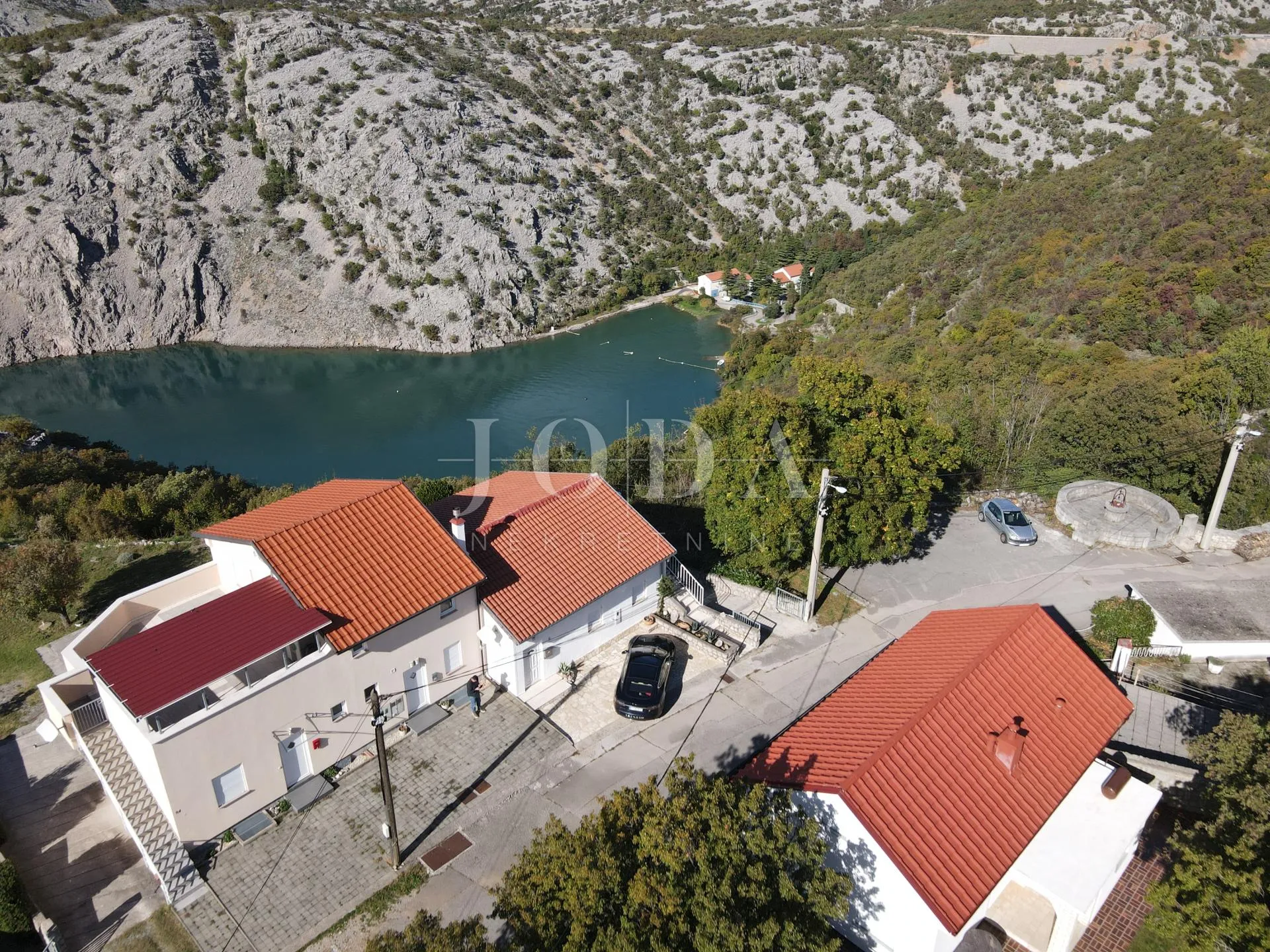 klenovica kuća sa tri jedinice - slika 10
