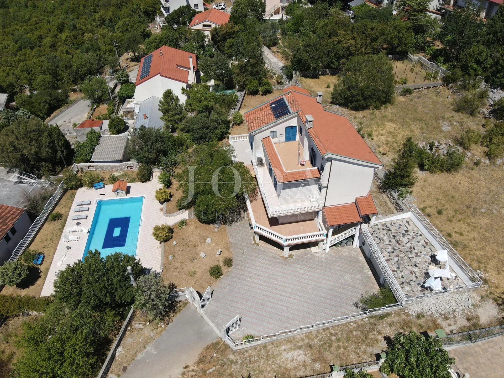 vila s bazenom i dvije garaže na parceli od 2500m2 - slika 5