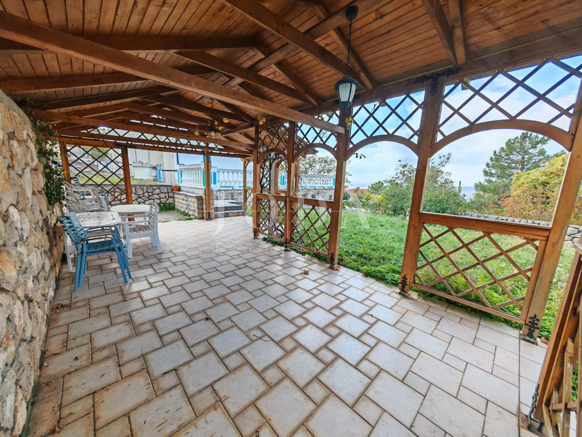 kuća s bazenom i dvije garaže - slika 21