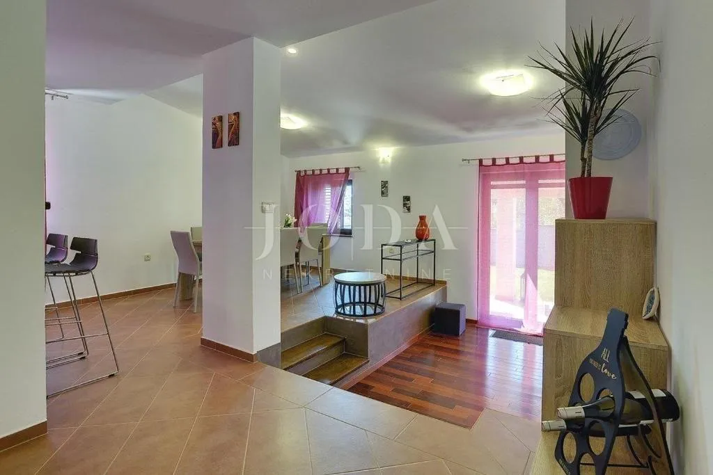 pula, villa sa bazenom i jacuzzijem - slika 28