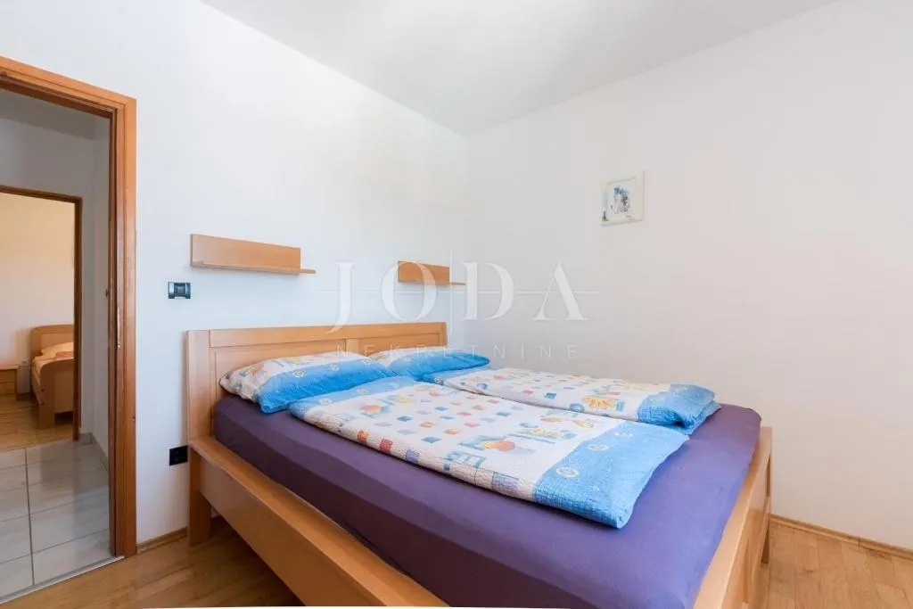 labin, okolica, kuća sa bazenom i prekrasnim pogledom na more - slika 21
