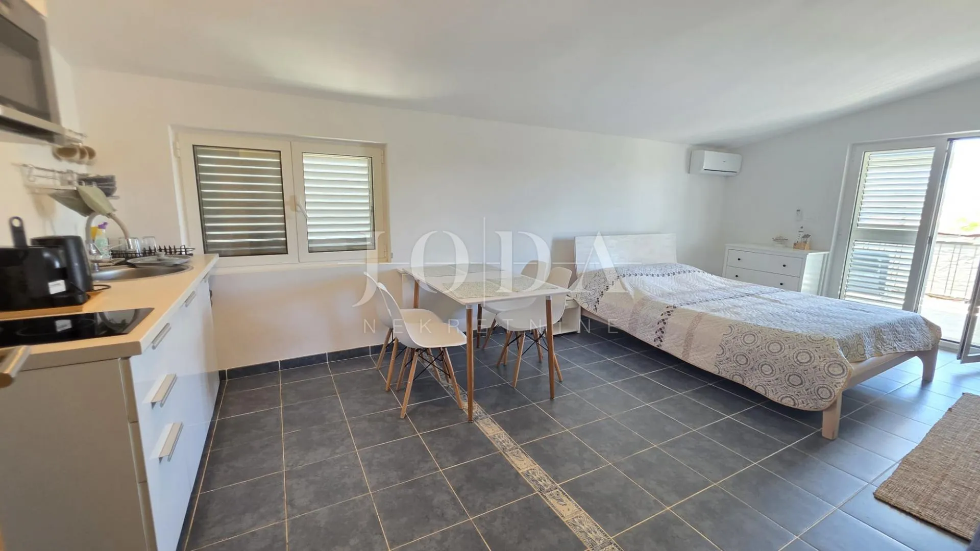cesarica kuća sa 6 apartmana 1.red do mora - slika 28