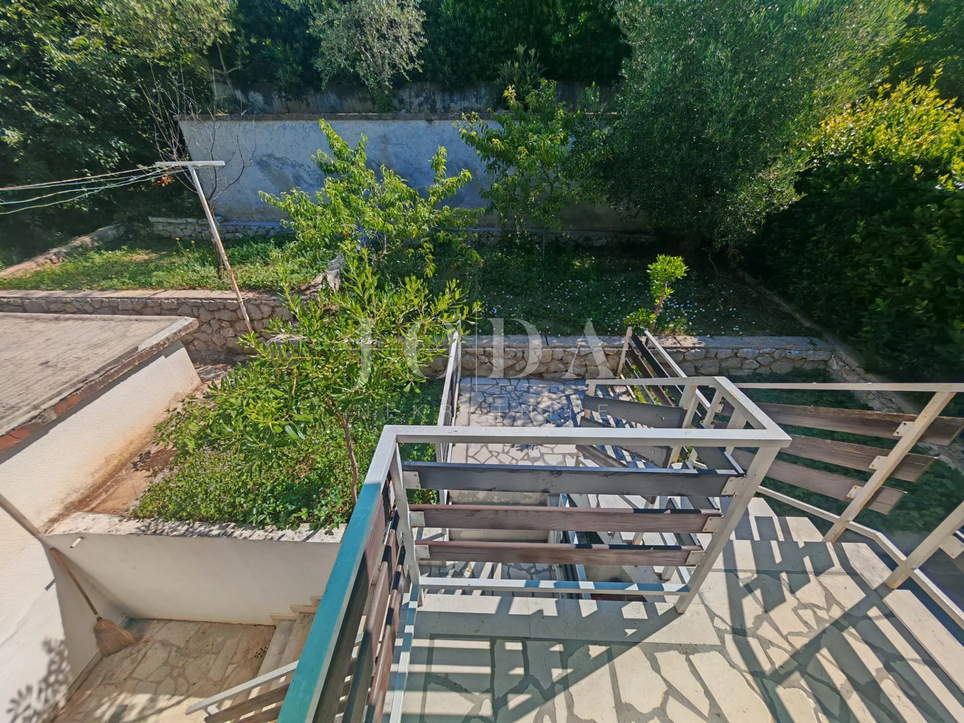 kuća 2. red od mora sa 4 apartmana - slika 8