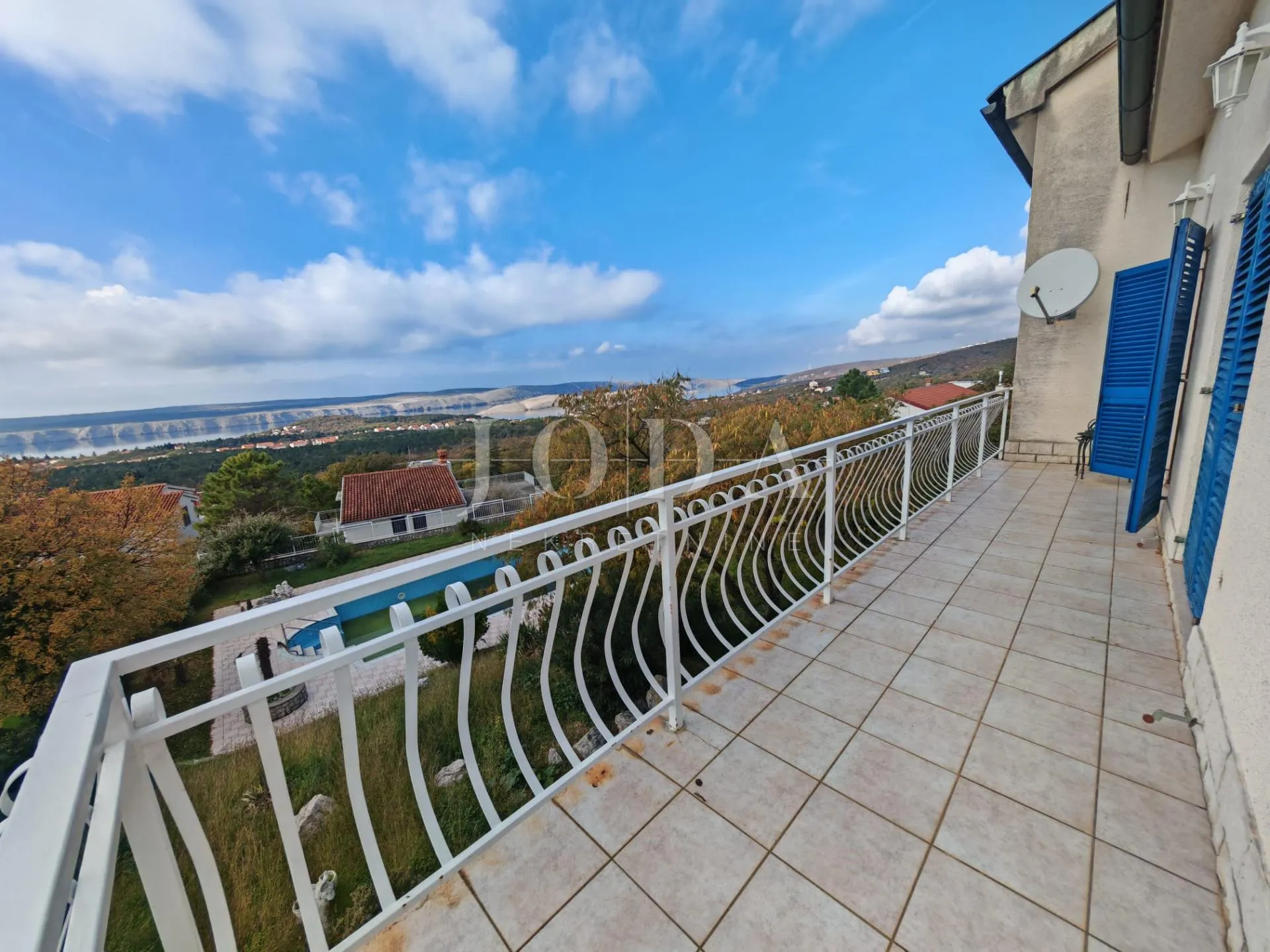 kuća s bazenom i dvije garaže - slika 22