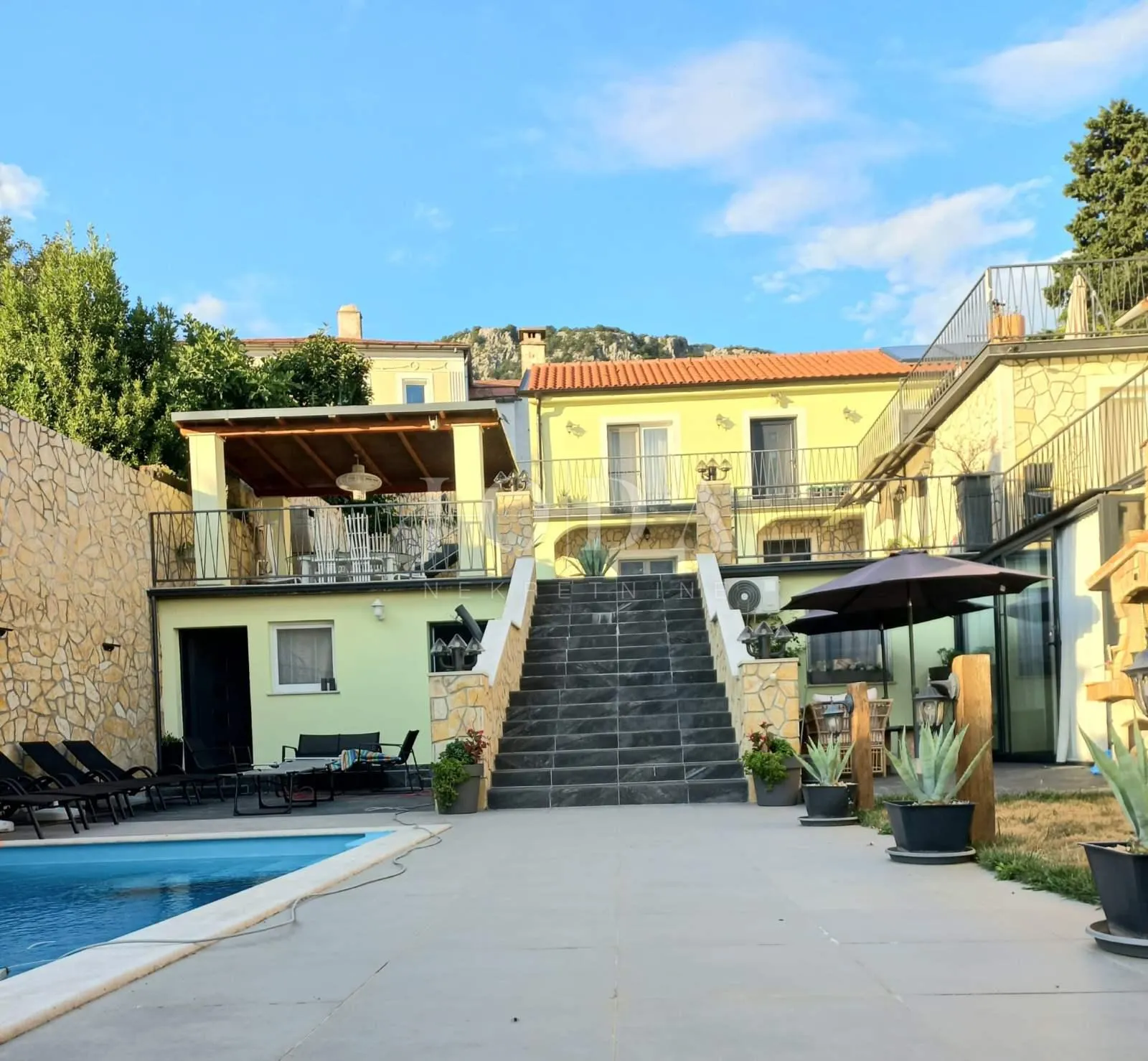 BRIBIR, apartmanska kuća sa bazeom na prostranoj okućnici - Bribir, Vinodolska općina