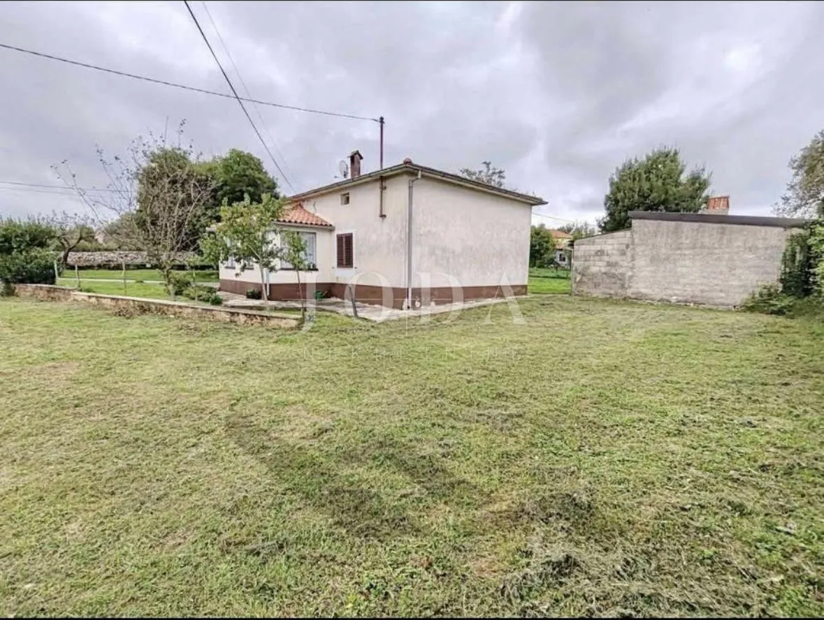 barban, kuća s velikom okućnicom i pomoćnom zgradom - slika 1