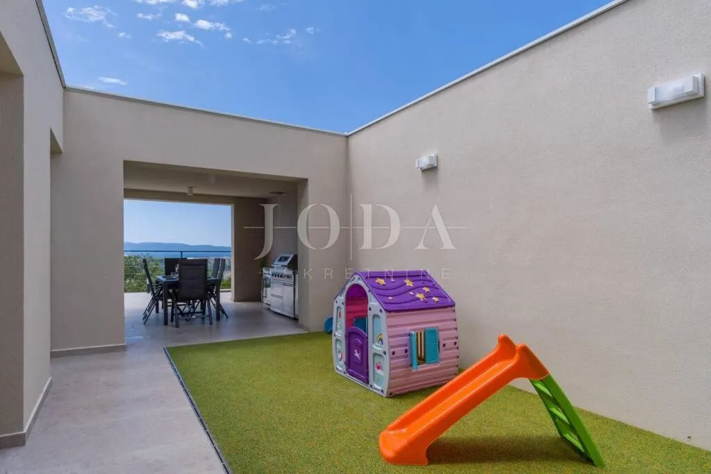 jedinstvena vila s bazenom - slika 32