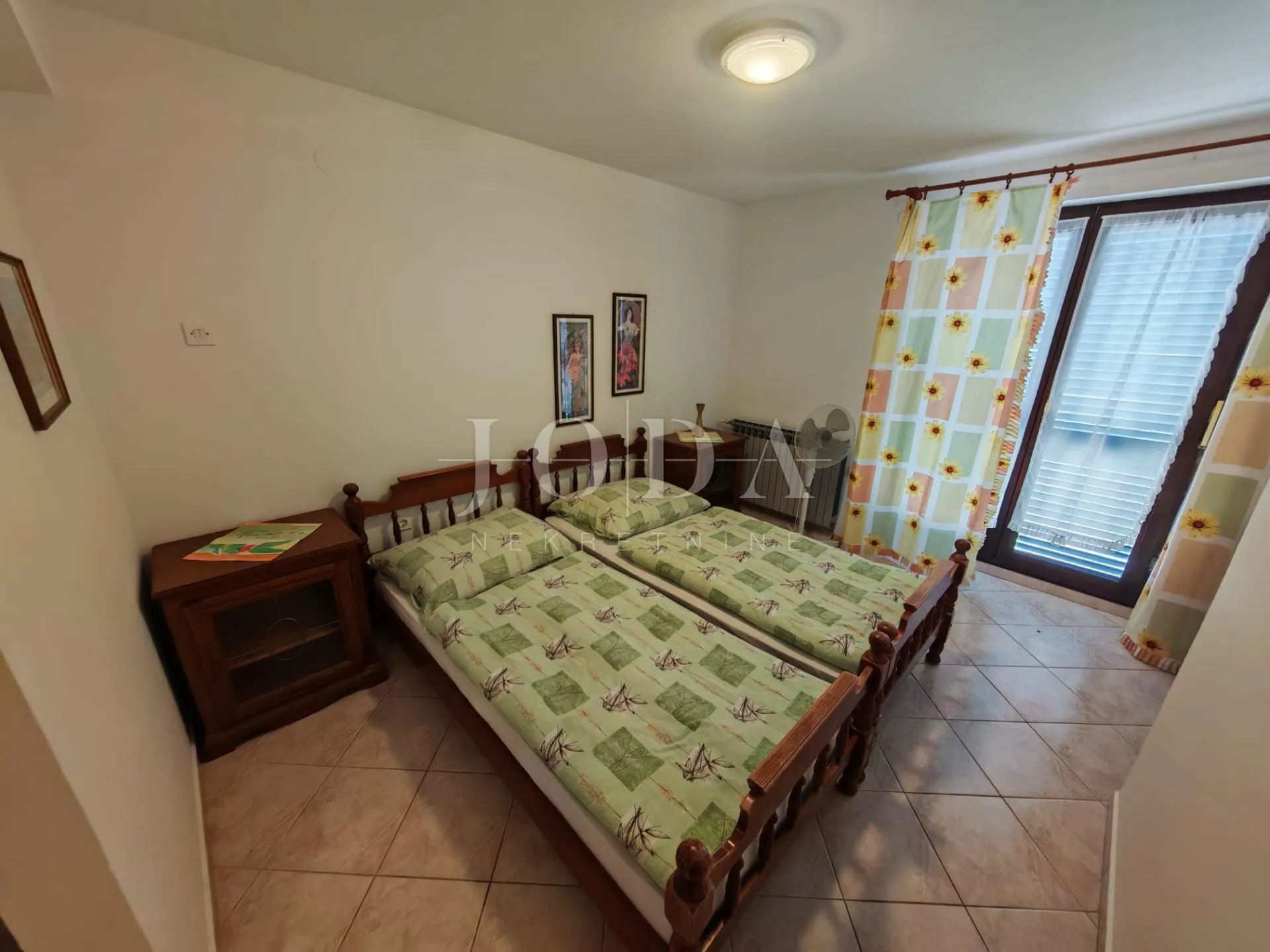 kuća s bazenom i dvije garaže - slika 35
