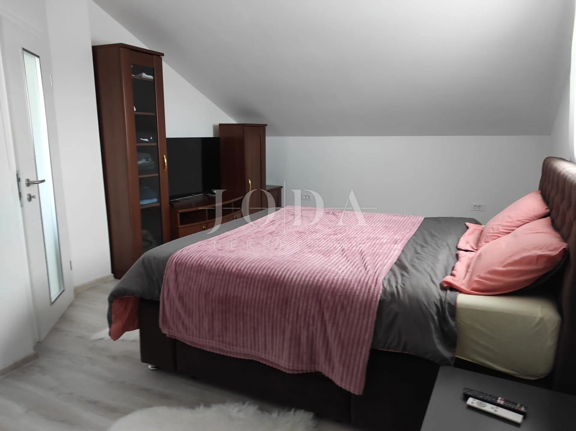 renovirana kuća kompletno opremljena,valtura - slika 21