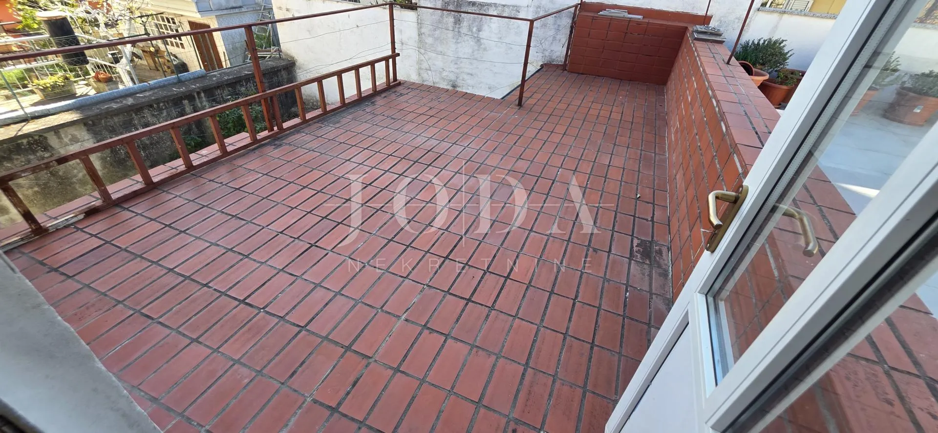 kuća u centru crikvenice, 150 m², 200 m od mora – potencijal za investiciju - slika 6