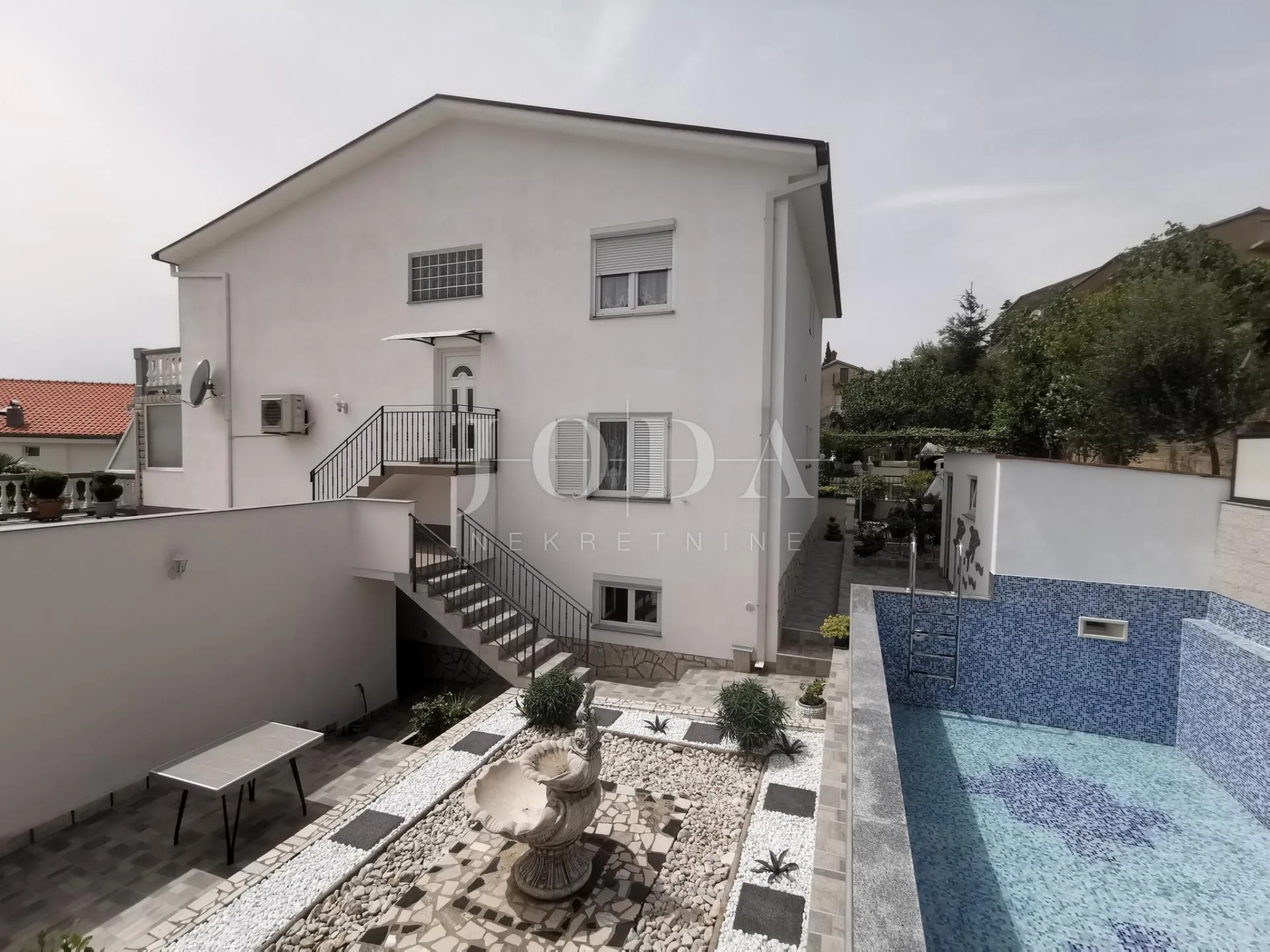 kuća sa 6 apartmana i bazenom - slika 41