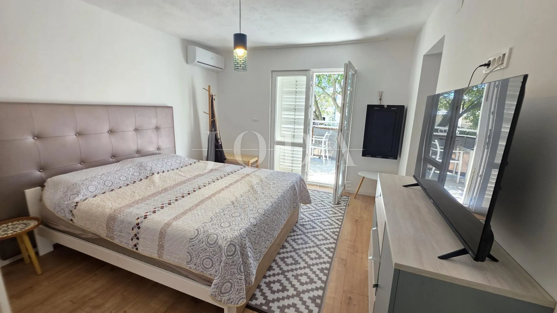 cesarica kuća sa 6 apartmana 1.red do mora - slika 23