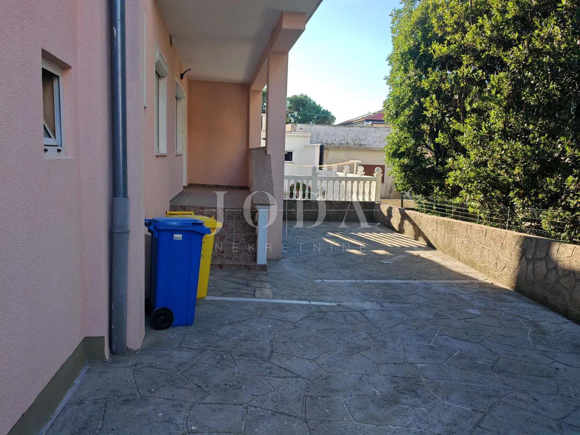 etaža sa dva stana 200m od mora - slika 23