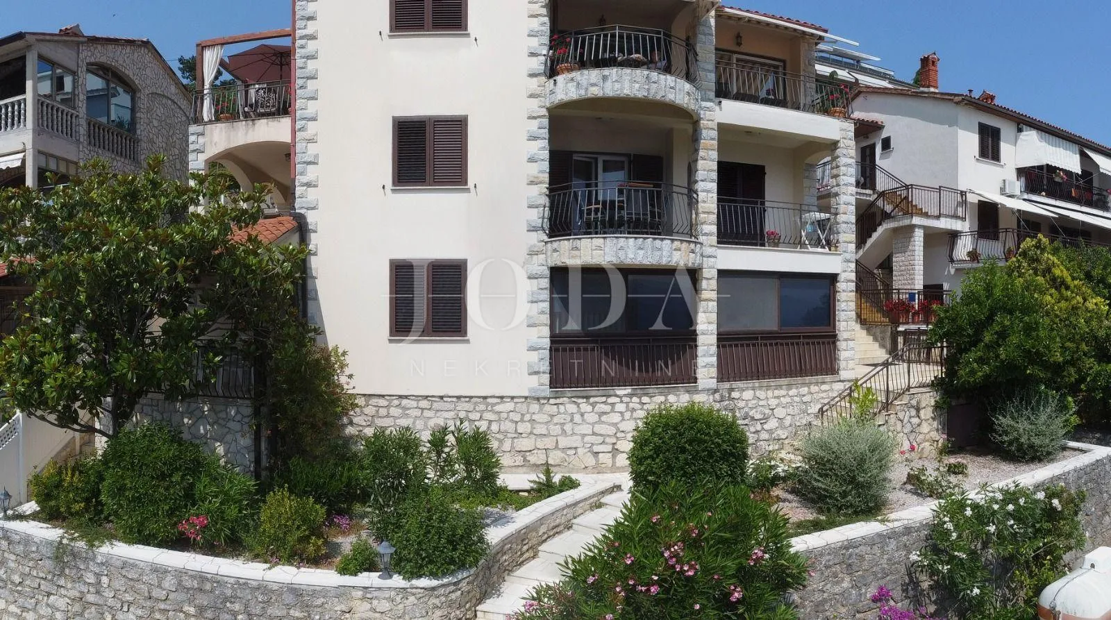 rabac, kuća sa četiri stambene jedinice, te predivnim pogledom na more - slika 4