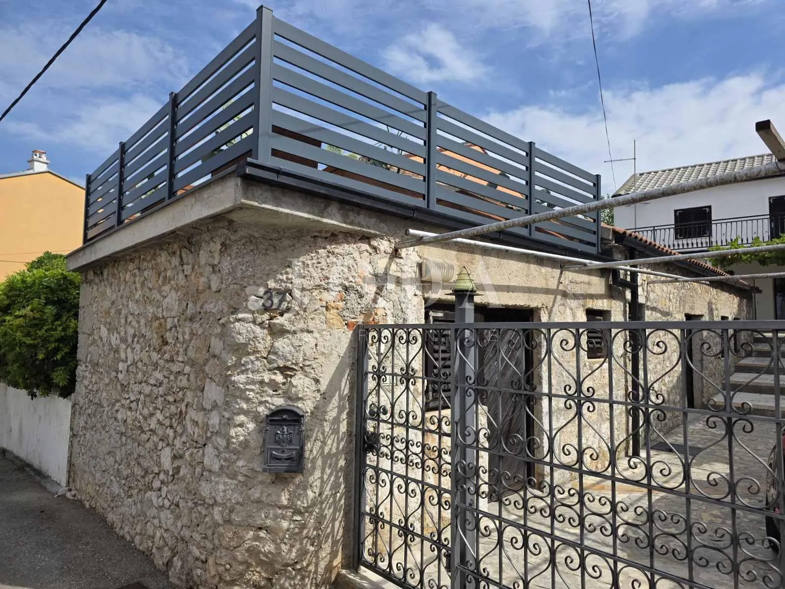 novi vinodolski, kuća sa dvorišnim objektom u blizini centra - slika 30