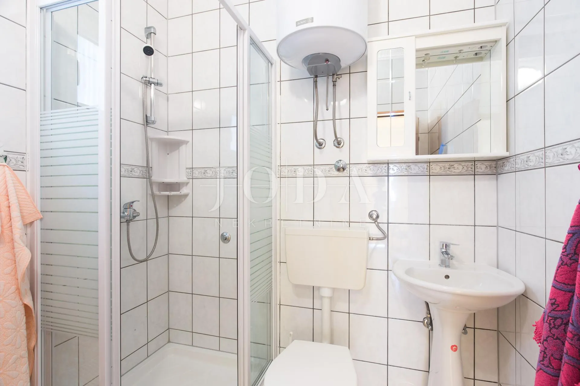 kuća sa 6 apartmana i bazenom - slika 6