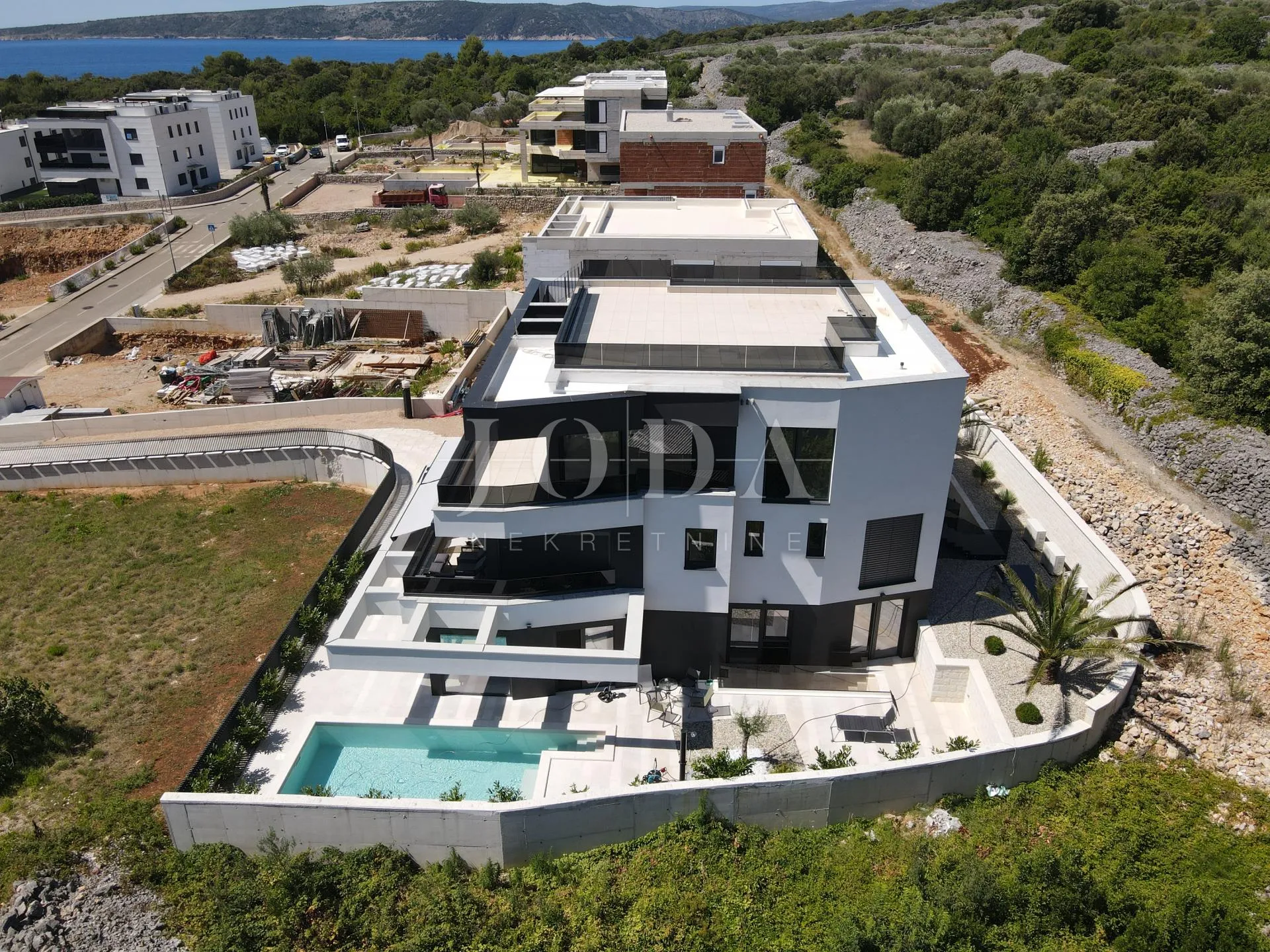 otok krk stan u novogradnji sa bazenom konobom i okućnicom - slika 12