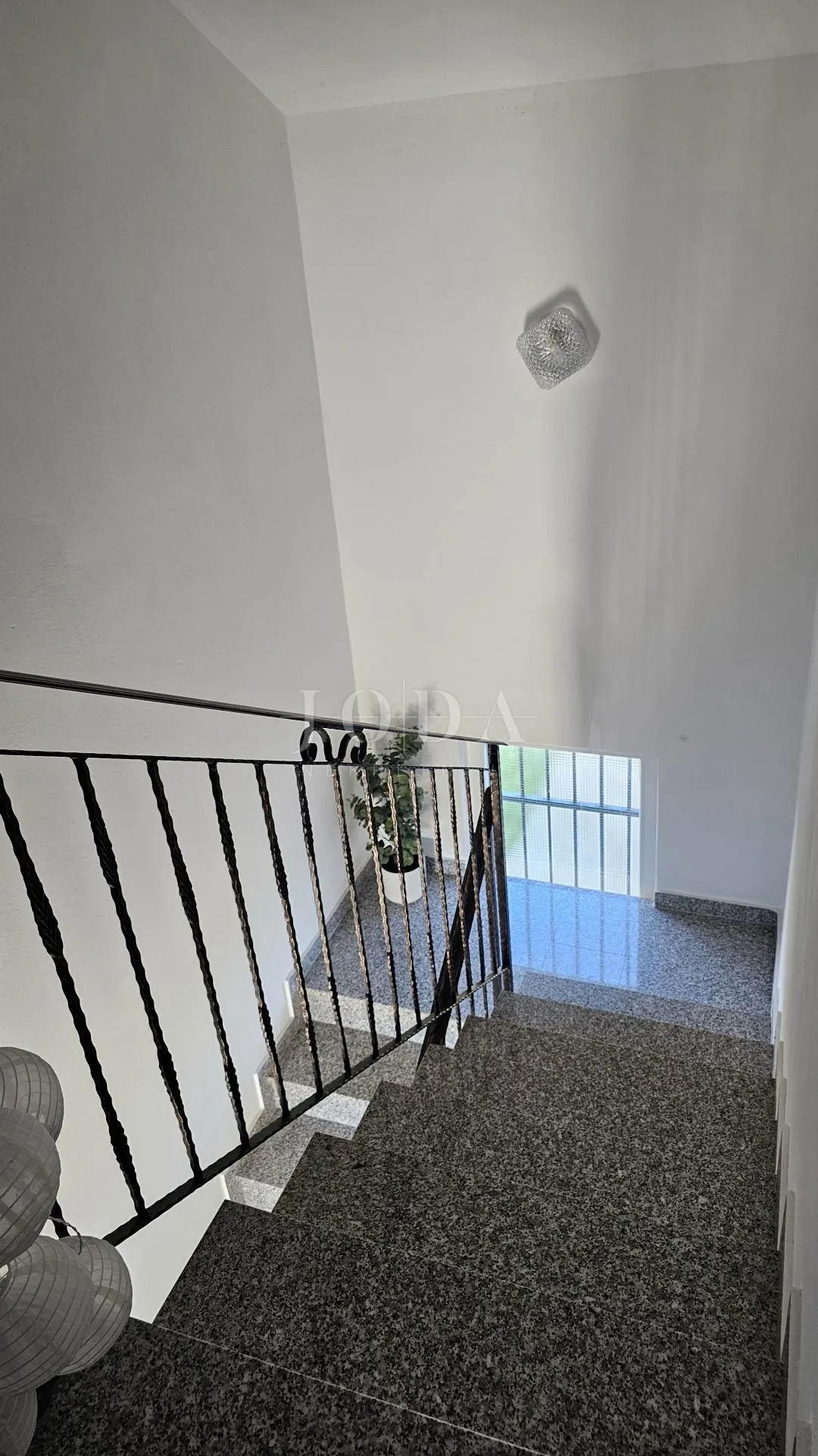 lijepa opremljena kuća sa 4 građ.parcele 4.200m2,loborika - slika 22