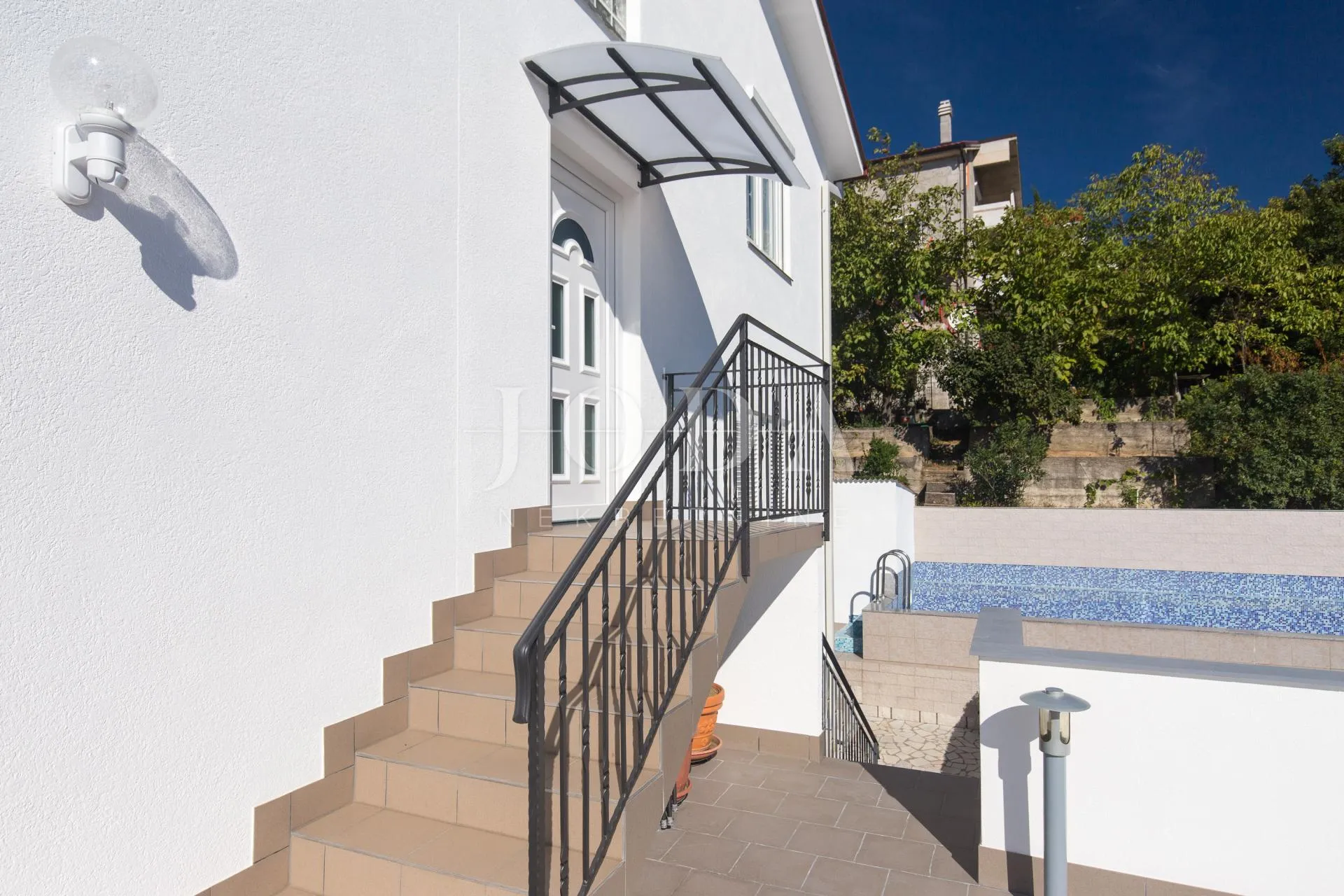 kuća sa 6 apartmana i bazenom - slika 31