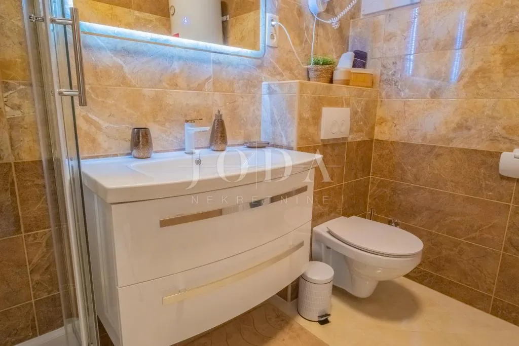 novi vinodolski, kuća sa tri stambene jedinice - slika 22