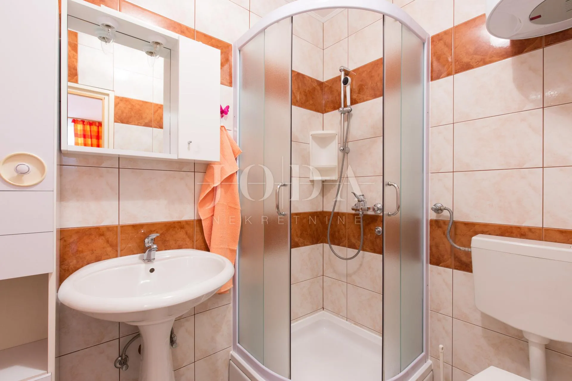 kuća sa 6 apartmana i bazenom - slika 24