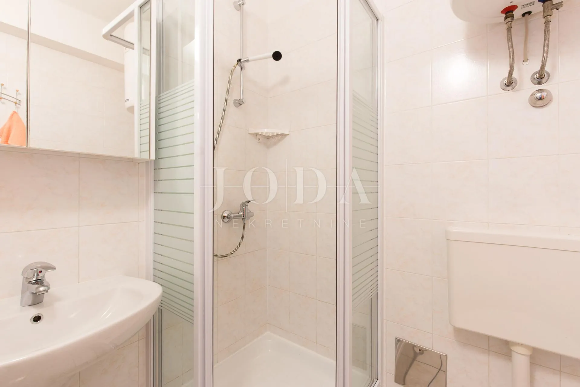 kuća sa 6 apartmana i bazenom - slika 21
