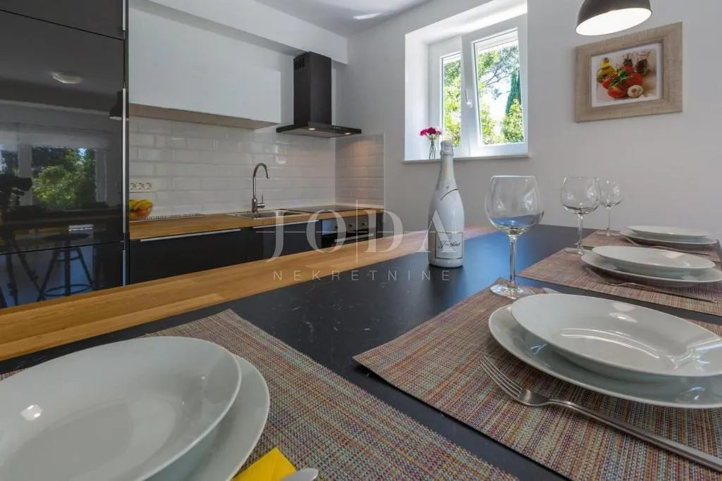 dramalj, novouređena kuća s pet apartmana i bazenom - slika 32
