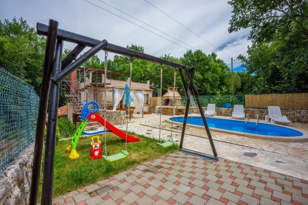 kuća s bazenom na prodaju u bribiru – 4 spavaće sobe, kamin, okućnica, parking | kvarner - slika 13