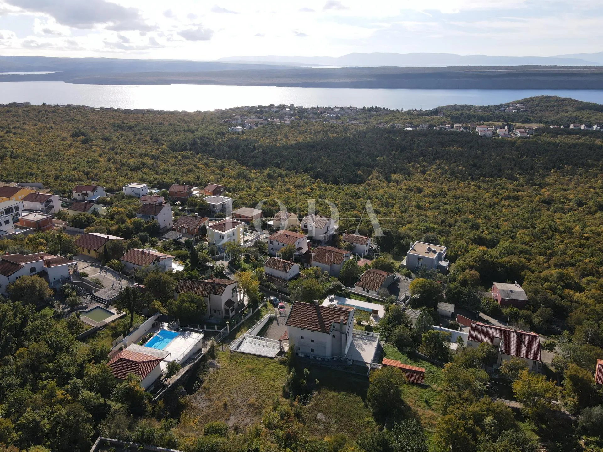 kuća s bazenom i dvije garaže - slika 11